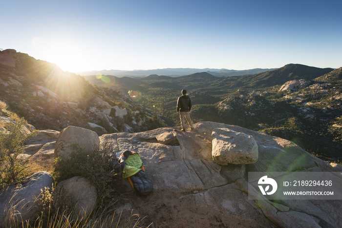 徒步旅行者站在岩石上看山，美国亚利桑那州普雷斯科特