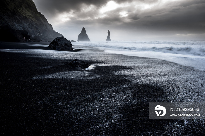 Strand von Reynisfjara mit den berühmten Felsnadeln Reynisdrangar, Island