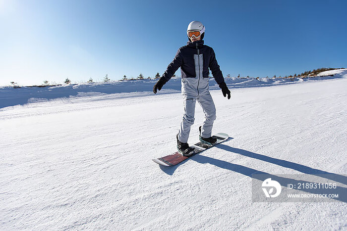 年轻男子户外滑雪