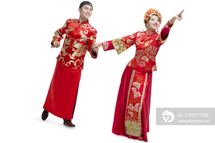 穿中式古装结婚礼服的新娘和新郎