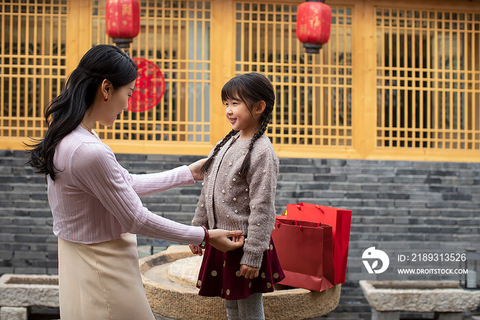 快乐的母女俩庆祝新年