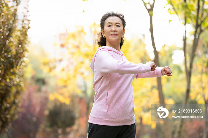 开心的老年女子在公园锻炼身体