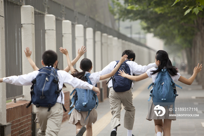 活泼的小学生在路上