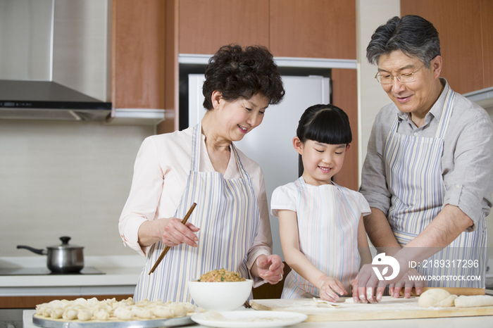 爷爷奶奶和孙女包饺子