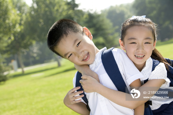 两个开心的小学生