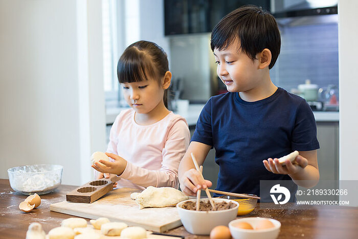 快乐的兄妹俩一起制作糕点