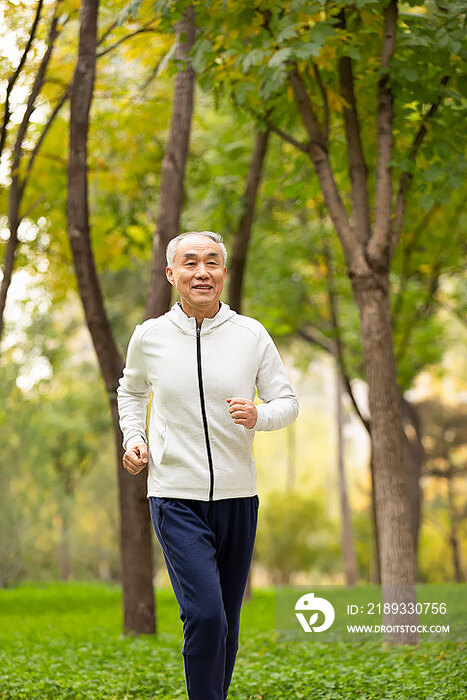 开心的老年男子在公园跑步