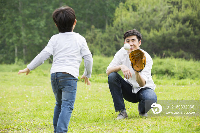 父亲和儿子玩棒球