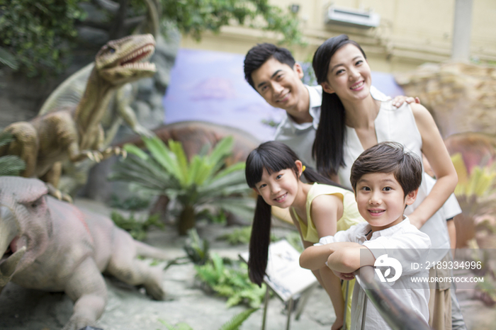 年轻家庭参观自然博物馆