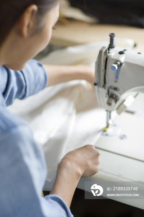 服装设计师使用缝纫机