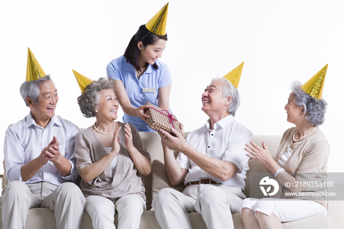 女护工和老人们一起过生日