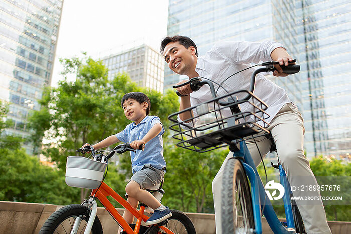 快乐的父子俩骑自行车