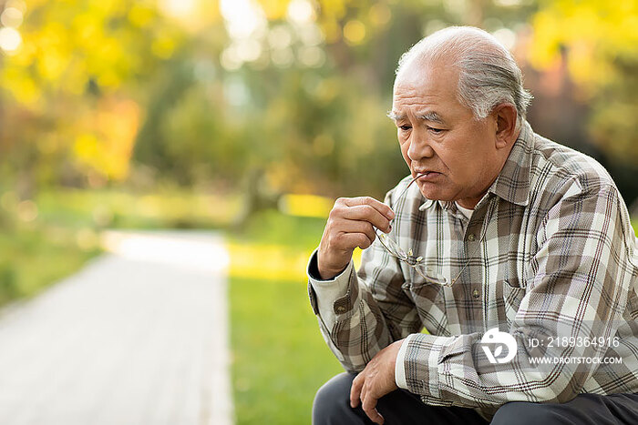 孤独的老人在公园思考问题