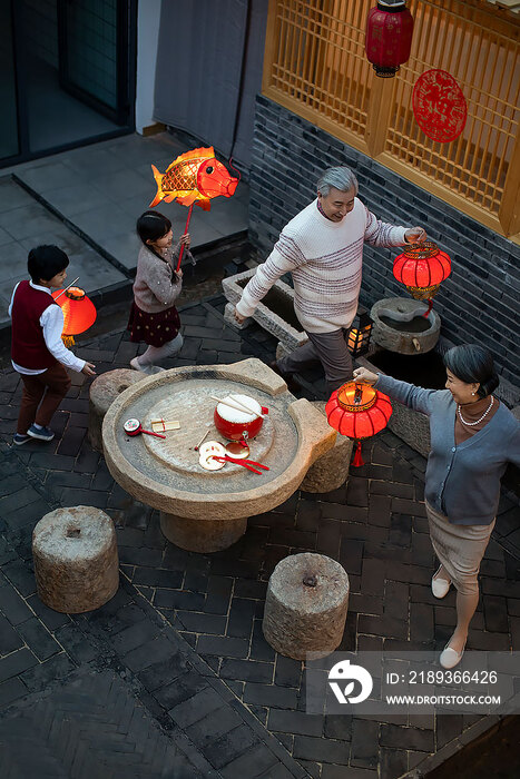 快乐家庭庆祝新年