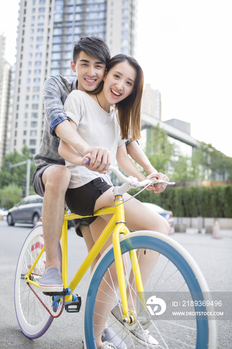 快乐的年轻情侣骑自行车