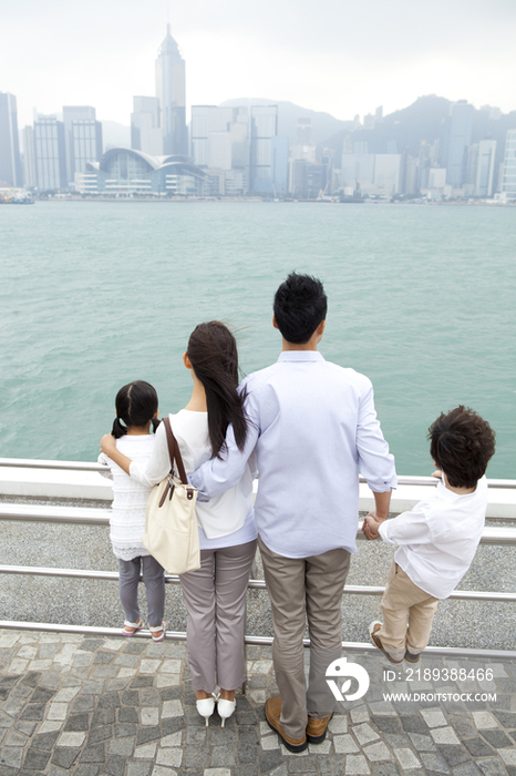 年轻家庭在香港旅游