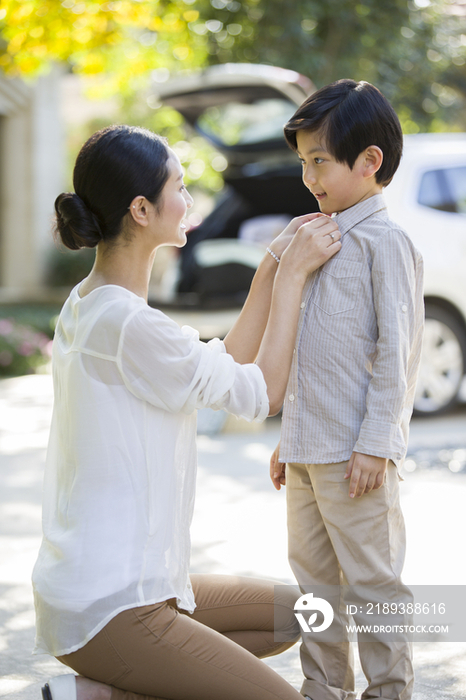 妈妈给儿子穿衣服