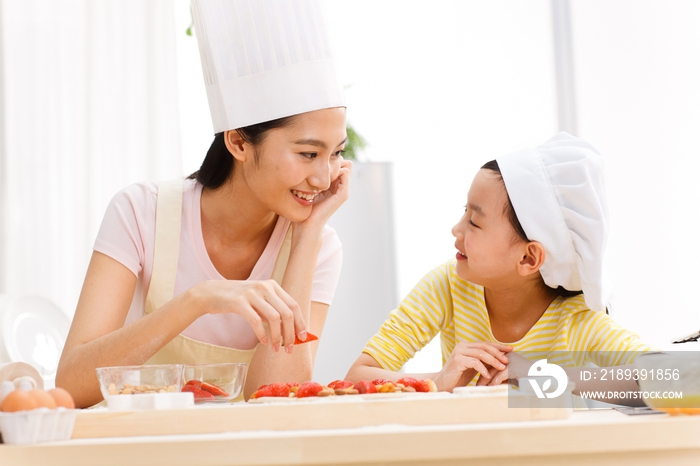 东方母女两人在准备食物