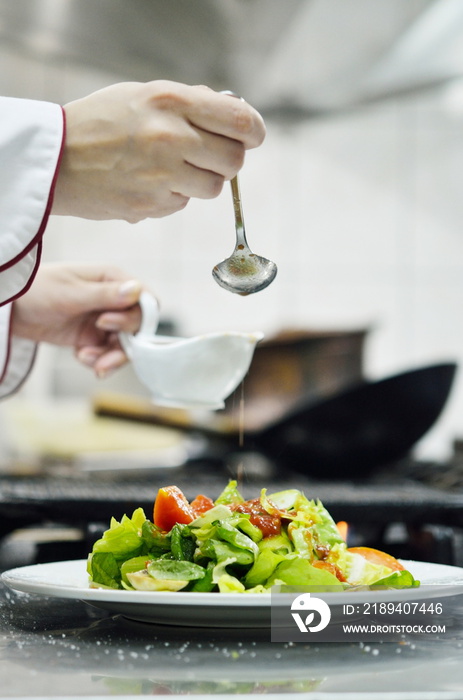 厨师准备餐点