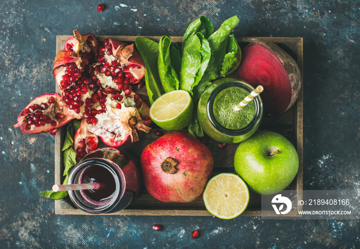 绿色和紫色的新鲜果汁或果汁与水果，绿色，蔬菜在木托盘，俯视图，