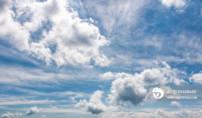 多云的动态形成在蓝色的夏日天空