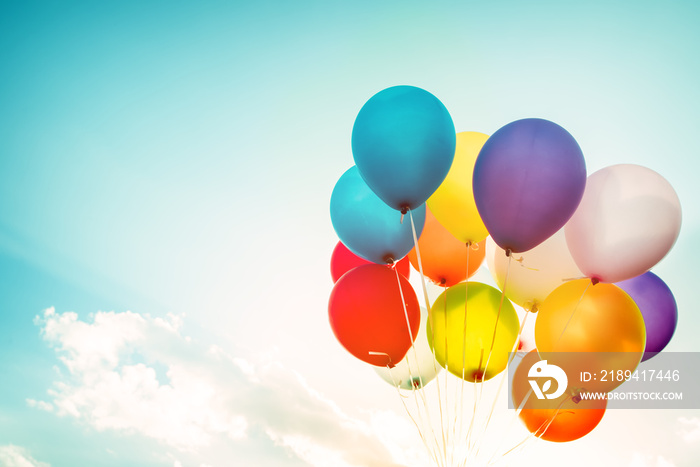 彩色气球做了一个复古的instagram滤镜效果。概念的快乐出生的日子在夏天安
