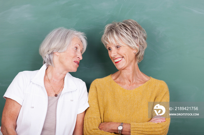 zwei seniorinnen in der schule