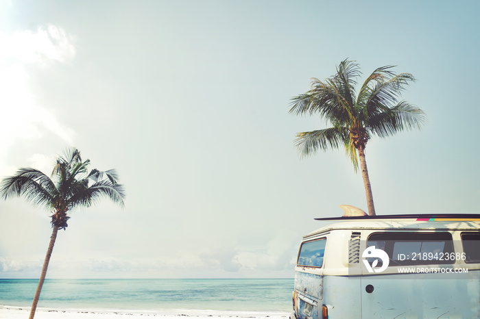 老式汽车停在热带海滩(海边)，屋顶上有冲浪板-休闲之旅