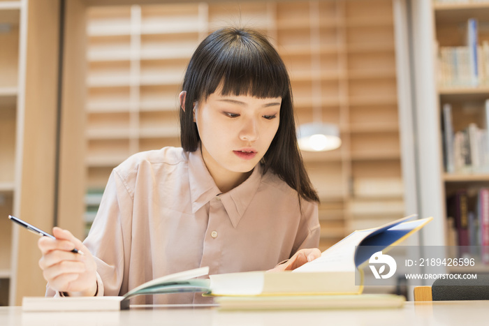 在图书馆学习的女大学生