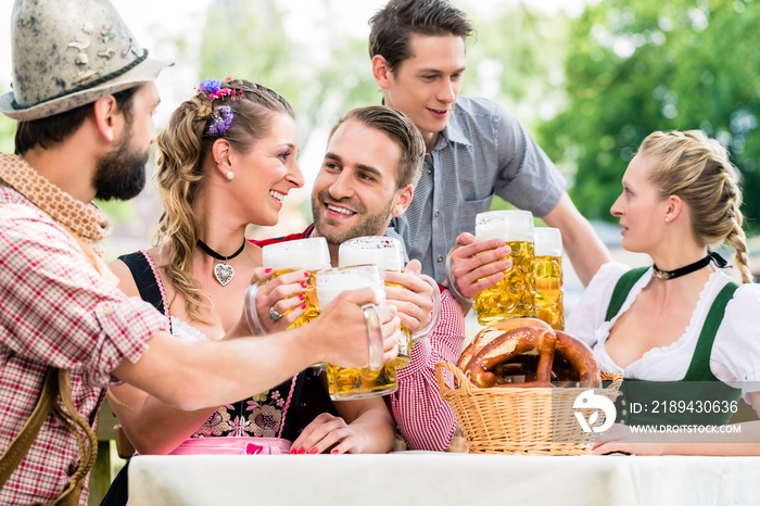 Biergarten的Leute mit Bier und Bretzel