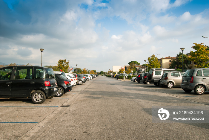 Posteggio auto, parcheggio pubblico, automobili parcheggiate