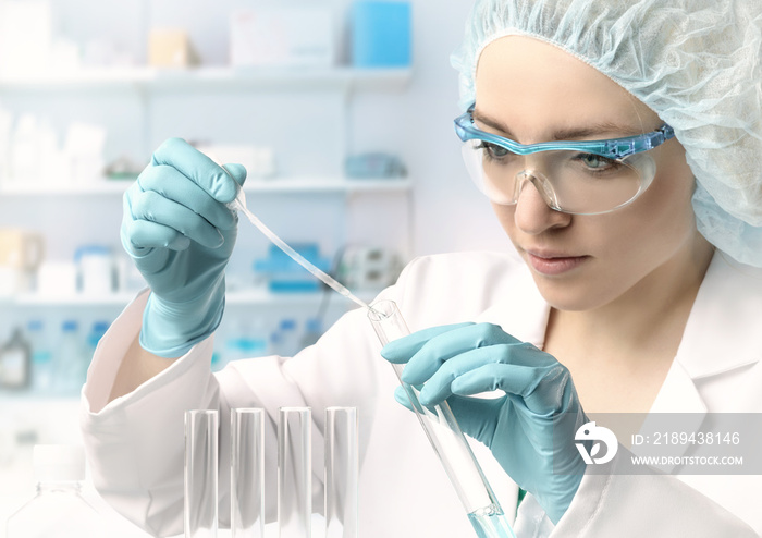年轻的女性技术人员或科学家进行蛋白质检测