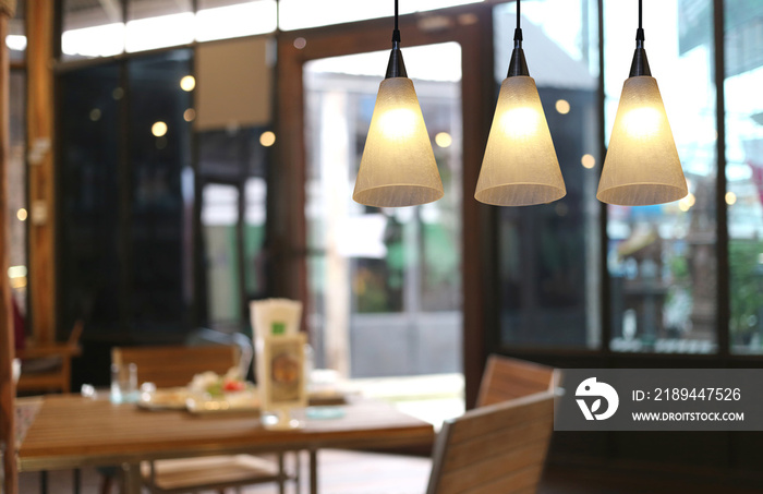 温暖的照明现代天花板灯在咖啡馆。