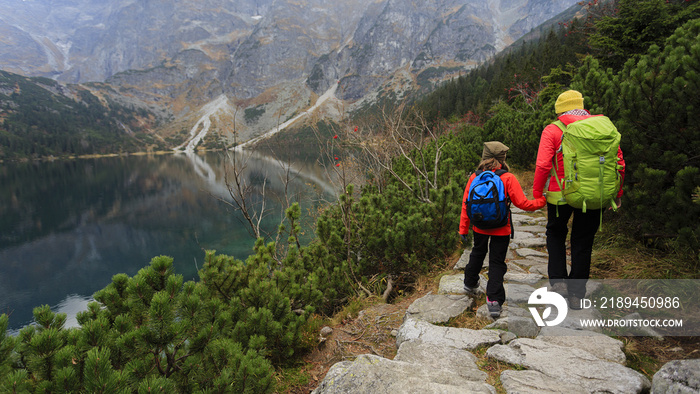 徒步旅行——一家人在山上徒步旅行