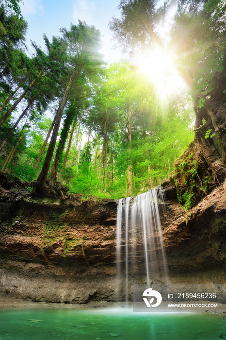 Faszinierende Landschaft mit Wasserfall