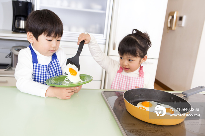 把煎鸡蛋盛在盘子里的女孩子