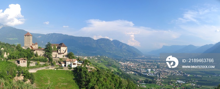 Schloss Dorf Tirol & Meran im Tal