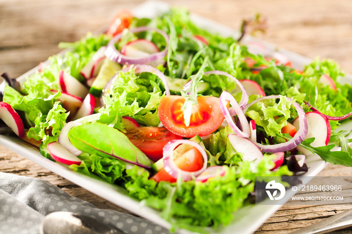 Frischer Salat mit verschidenen Zutaten