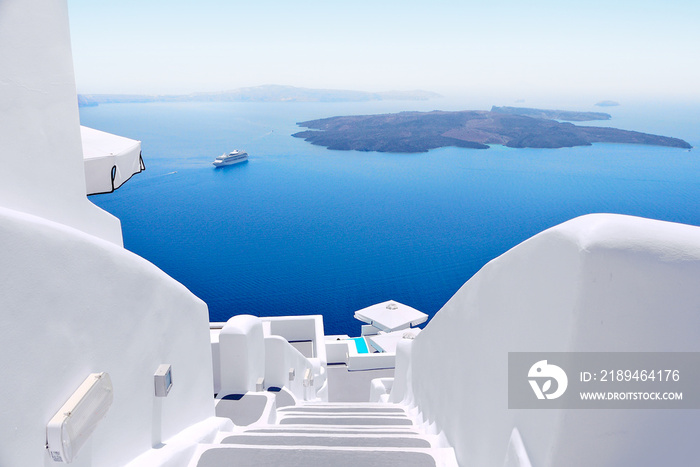 希腊圣托里尼岛的白色楼梯。与巡航船一起眺望火山口海