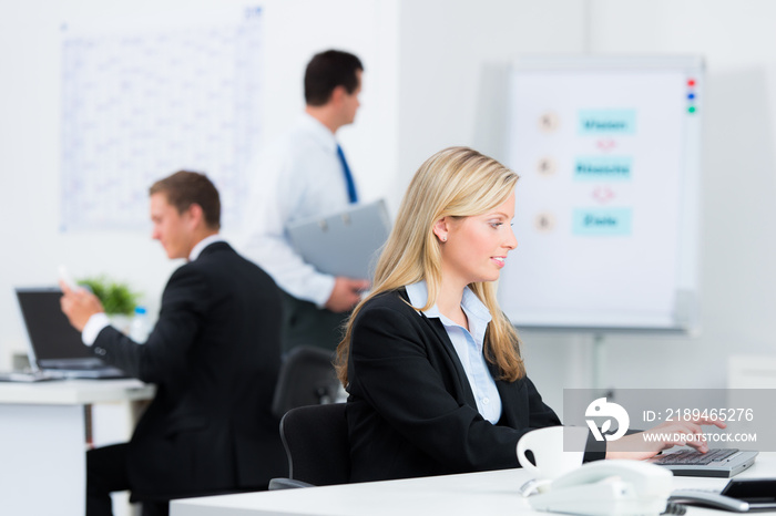 mitarbeiter bei der arbeit im büro