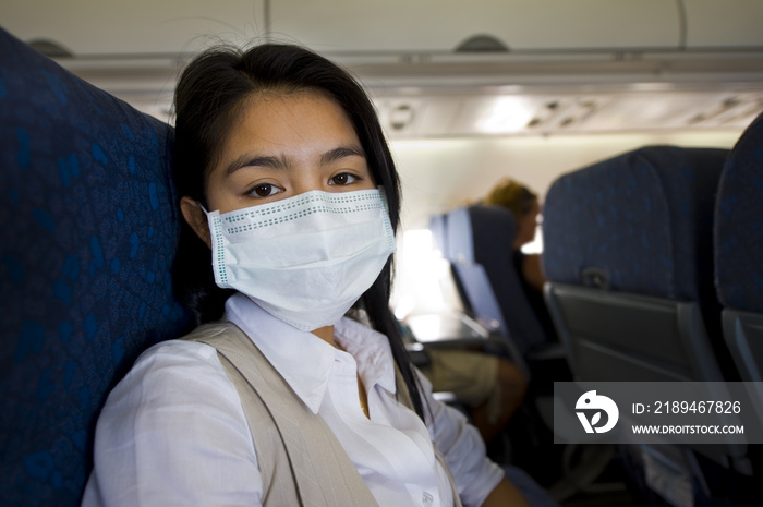 飞机上戴着防护面具的女子