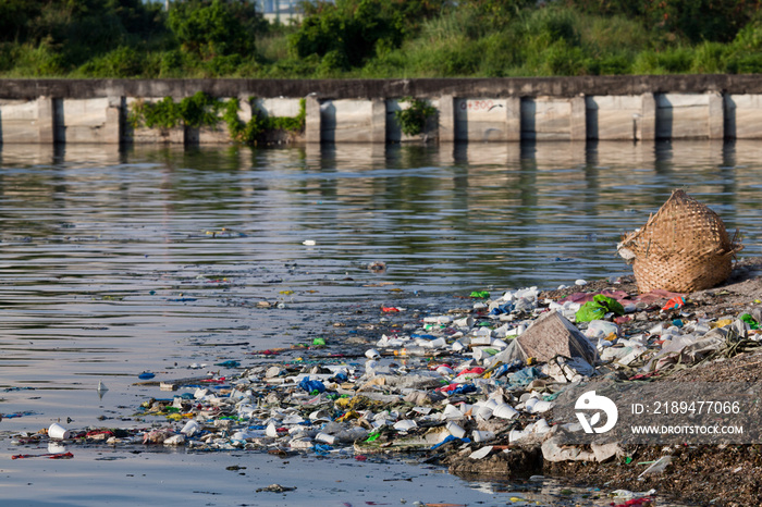 水污染——菲律宾河流上的垃圾