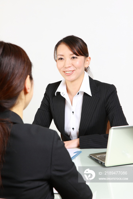 young japanese business woman confers/开会的商务女性