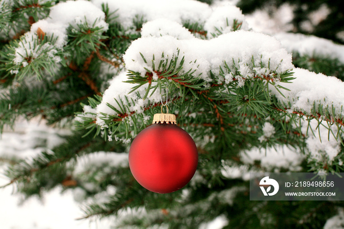 Kugel am verschneiten Weihnachtsbaum