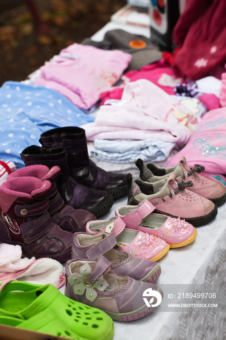 Flohmarktstand mit Kinderkleidung