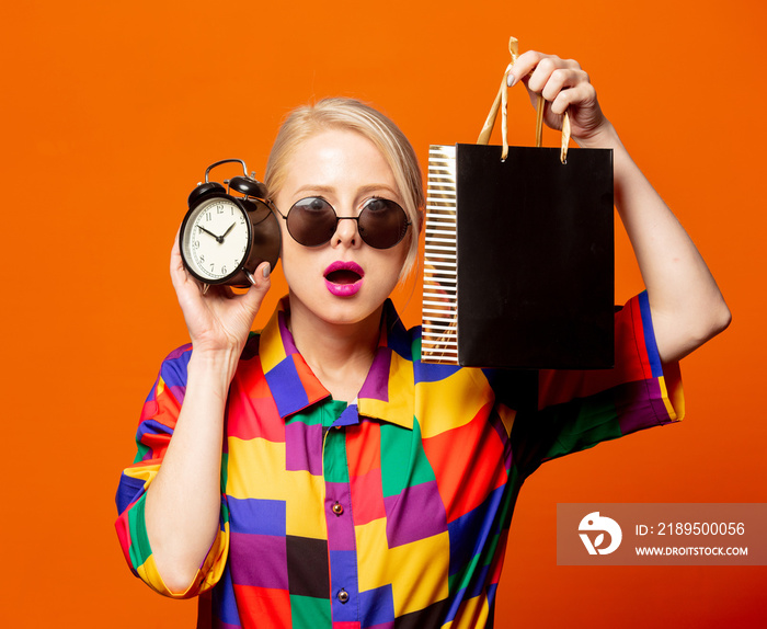 Style blonde in 90s shirt and glasses with shopping bag