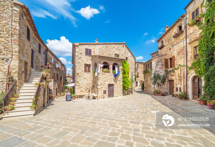 蒙特梅拉诺（意大利）-中世纪和文艺复兴时期的石头小镇在图的令人敬畏的历史中心