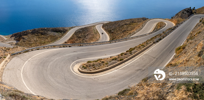 爬上南Cr Sfakia地区海岸悬崖的陡峭弯曲的道路令人惊叹