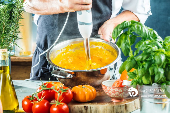 Koch mit stabmixer in der küche,Kürbissuppe zubereitung