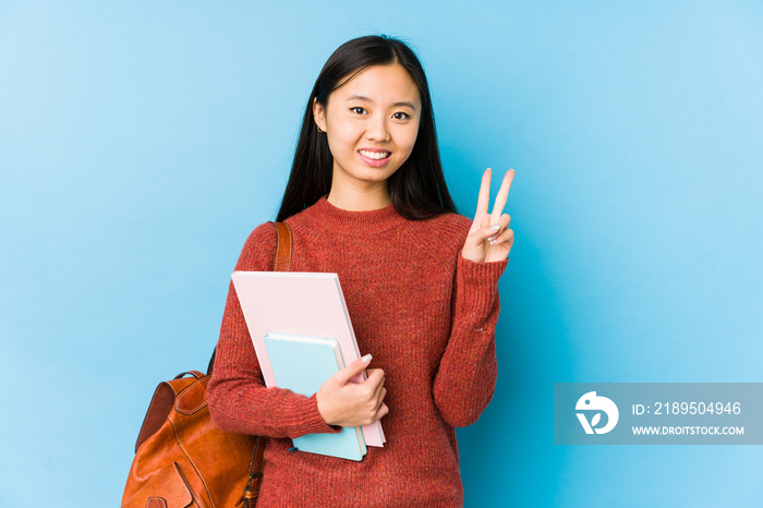 被隔离的年轻中国女学生用手指显示二号。